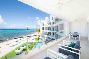 eine Wohnung mit Blick auf den Strand und das Meer in der Unterkunft Rum Point Resort 303 in Driftwood Village