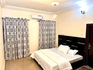 Ένα ή περισσότερα κρεβάτια σε δωμάτιο στο Abuja Municipal Luxury Home