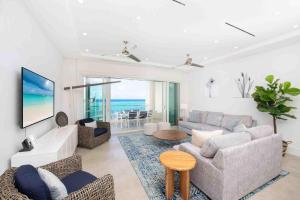 ein Wohnzimmer mit Sofa und Tisch in der Unterkunft Rum Point Resort 303 in Driftwood Village + 22 Fotos