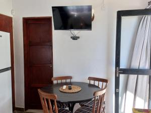 Televiisor ja/või meelelahutuskeskus majutusasutuses Casa con increible Vista al Mar para 4 personas a 50 m de la playa!!!