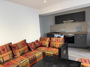 a living room with a couch and a kitchen at Appartement 1 Chambre en hypercentre Evreux in Évreux