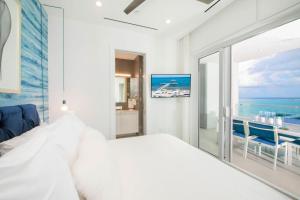 Postel nebo postele na pokoji v ubytování Rum Point Resort 207