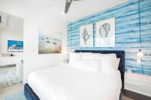 Postel nebo postele na pokoji v ubytování Rum Point Resort 207 + 15 fotografií