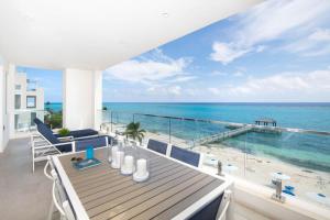 ein Esszimmer mit Blick auf das Meer in der Unterkunft Rum Point Resort 307 in Driftwood Village