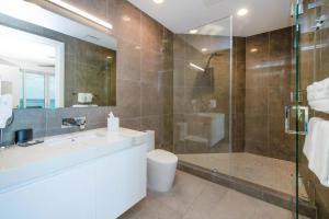 ein Badezimmer mit Badewanne, Waschbecken und Dusche in der Unterkunft Rum Point Resort 307 in Driftwood Village