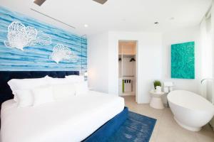 ein Schlafzimmer mit einem großen Bett und einer Badewanne in der Unterkunft Rum Point Resort 307 in Driftwood Village + 7 Fotos