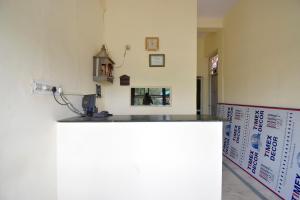 Кухня або міні-кухня у Hotel O Aditya