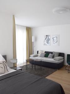 ein Wohnzimmer mit einem Bett und einer Couch in der Unterkunft Hanslgasse Private Rooms in Wien