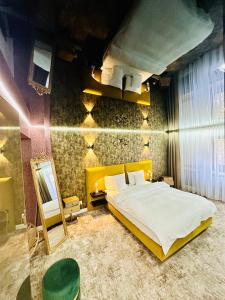 a bedroom with a large bed and a mirror at Villa & Restaurant Levoslav House in Sibiu