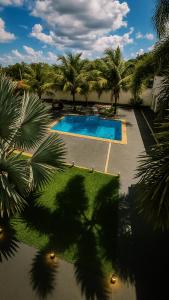 Bazén v ubytování A Casa Paradisiaca l Luxo Piscina Super Hiper Quente 60 Graus Aquecimento Elétrico e Piscina Enorme com Roupa de Cama e Banho Aceitamos PET nebo v jeho okolí