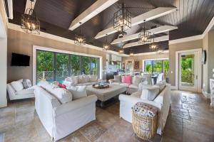 una gran sala de estar con muebles y ventanas blancos. en AV9-02: 9 2nd Avenue, en Isle of Palms