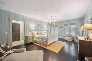Un dormitorio con una cama y una sala de estar. en AV9-02: 9 2nd Avenue, en Isle of Palms 51 fotos más