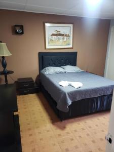 Un dormitorio con una cama con una colcha azul. en Casa hotel la 33, en Medellín