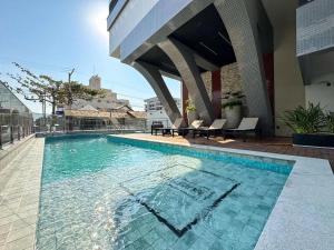 Kolam renang di atau dekat dengan Excelente apartamento em Bombas com piscina