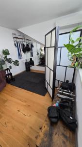 a room with a gym with a room with boxing equipment at Best Penthouse in Vienna, 7min to 1st district in Vienna