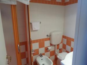 リド・ディ・イエゾロにあるDaina Residenceの小さなバスルーム(トイレ、シンク付)