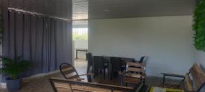バジェドゥパルにあるAlojamiento frente al complejo deportivo la gota friaのテーブルと椅子のあるダイニングルーム