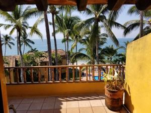uitzicht vanaf het balkon van een resort met palmbomen bij Madchen in Puerto Vallarta +5 foto's