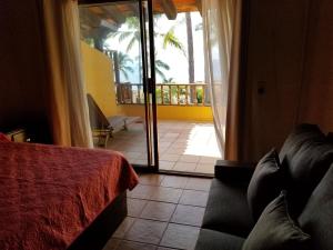 een slaapkamer met een bed en uitzicht op een balkon bij Madchen in Puerto Vallarta