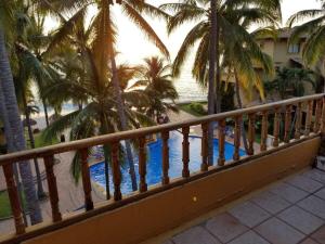 een balkon met palmbomen en een zwembad bij Madchen in Puerto Vallarta