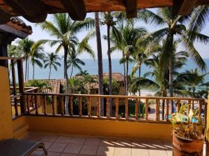 uitzicht vanaf het balkon van een resort met palmbomen bij Madchen in Puerto Vallarta