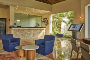 una hall con sedie blu, tavolo e bancone di Family Selection at Grand Palladium Vallarta Resort & Spa - All Inclusive a Punta Mita