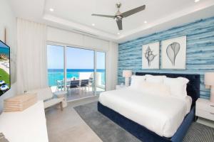 Postel nebo postele na pokoji v ubytování Rum Point Resort 408 + 20 fotografií