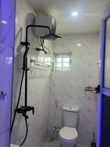 Koupelna v ubytování FURNISHED STUDIO APARTMENt IN A MINI ESTATE + 3 fotografie