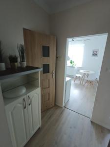 una cocina con una puerta que da a un comedor en relax apartament, en Skarzysko-Kamienna