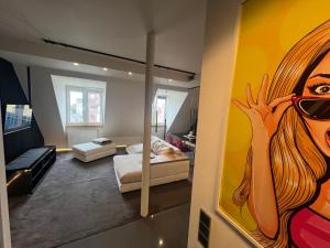 a room with a painting of a woman wearing sunglasses at Apartament Stare Miasto Rynek Sienny in Szczecin