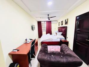 にあるPharrell Luxury Hotelのソファとベッドのあるホテルの部屋