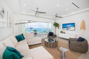 ein Wohnzimmer mit Sofa, Stühlen und einem Tisch in der Unterkunft Rum Point Resort 206 in Driftwood Village