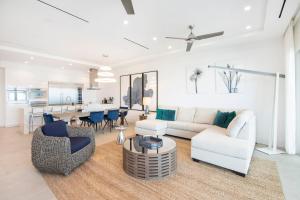 ein Wohnzimmer mit Sofa, Stühlen und einem Tisch in der Unterkunft Rum Point Resort 206 in Driftwood Village + 20 Fotos