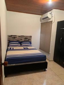 a bedroom with a bed in a room at La casa de Fefa in Ríohacha