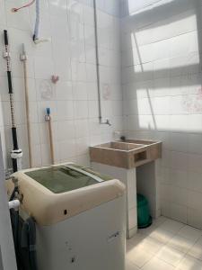 a small bathroom with a sink and a counter at La casa de Fefa in Ríohacha