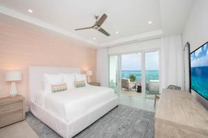 Llit o llits en una habitació de Rum Point Resort 203 20 fotos més