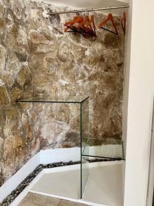 una vitrina de cristal contra una pared de piedra en Casas del Acantilado - Acapulco, en Acapulco 135 fotos más