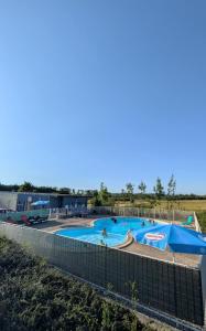 basen w ośrodku z osobami w nim w obiekcie Mobil home place 26 w mieście Villegusien Le Lac