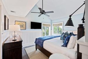 Un dormitorio con una cama y un ventilador de techo. en WS4460: 4460 Windswept, en Kiawah Island