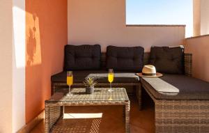 un soggiorno con divano e 2 bicchieri di vino di One-Bedroom Apartment In Podgradina a Islam Grčki Altre 14 foto