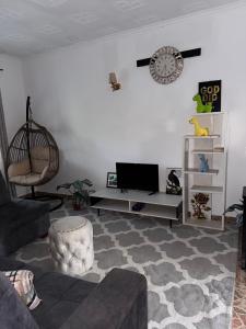 TV a/nebo společenská místnost v ubytování RainesHouse