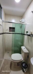 マナウスにあるConforto Versallesのトイレとシャワー付きのバスルーム