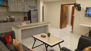 Η κουζίνα ή μικρή κουζίνα στο Luxury Stay at 2 Bedroom Apartment in Citi Housing Jhelum