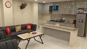 Η κουζίνα ή μικρή κουζίνα στο Luxury Stay at 2 Bedroom Apartment in Citi Housing Jhelum +8 φωτογραφίες