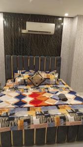Ένα ή περισσότερα κρεβάτια σε δωμάτιο στο Luxury Stay at 2 Bedroom Apartment in Citi Housing Jhelum