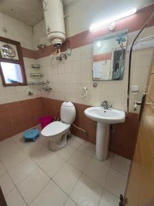 ein Badezimmer mit Toilette und Waschbecken in der Unterkunft The Modern Monastery in Jaipur + 23 Fotos