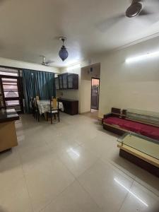 ein Wohnzimmer mit einem Bett und ein Esszimmer in der Unterkunft The Modern Monastery in Jaipur