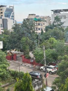 Blick auf einen Parkplatz in einer Stadt in der Unterkunft The Modern Monastery in Jaipur
