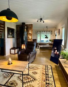 una sala de estar con un sofá y una mesa en Villa Ketola, en Ranua