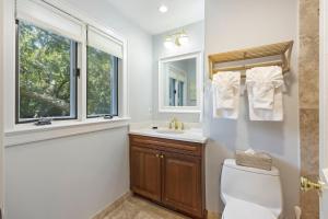 Un baño con inodoro, lavabo y ventana. en DS1113: 1113 Duneside Drive, en Kiawah Island 54 fotos más